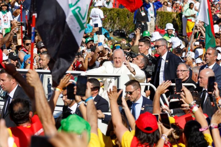 Pope calls World Youth Day pilgrims to practice love that 'gets its hands dirty'