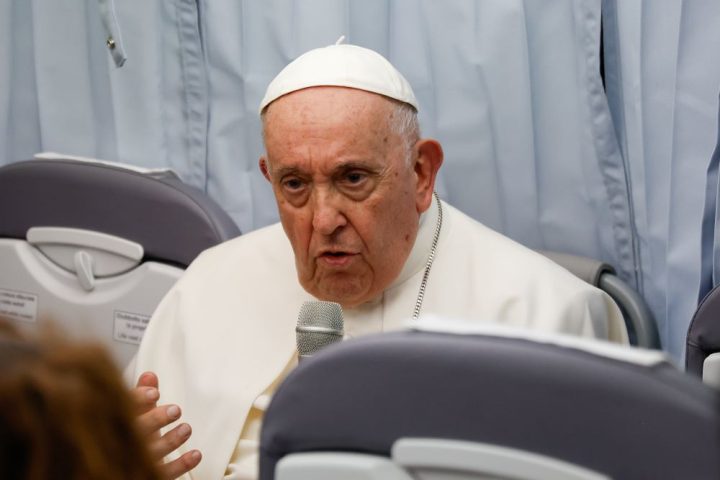 Returning from France, pope condemns treatment of migrants as 'hot potatoes'