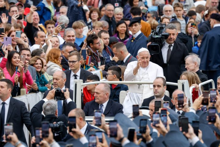 Pope Francis meets leaders of LGBTQ 'Rainbow Catholics' coalition
